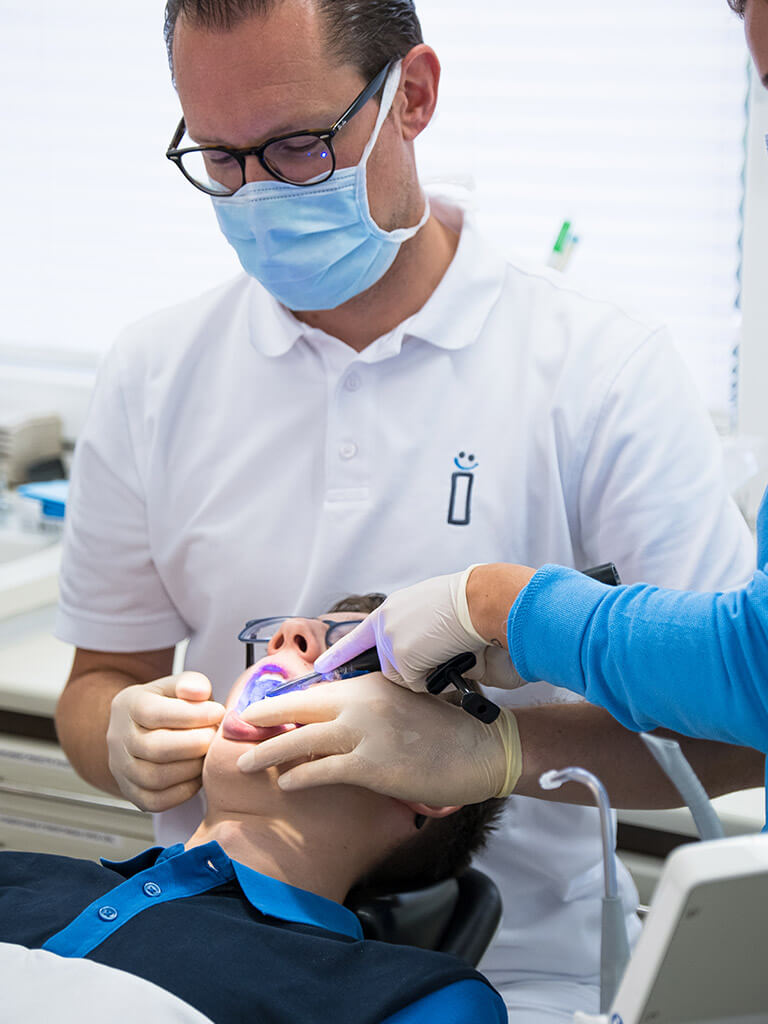 Detailbild Zahnspangenkontrolle bei jungem Patienten.