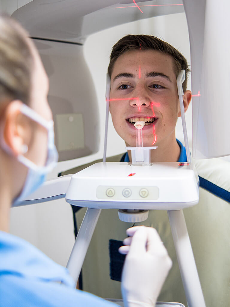Junger Patient beim Röntgenscan.