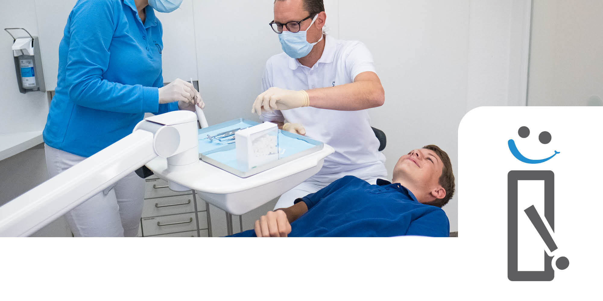 Behandlungsszene Dr. Plöger, Assistenz und junger Patient.