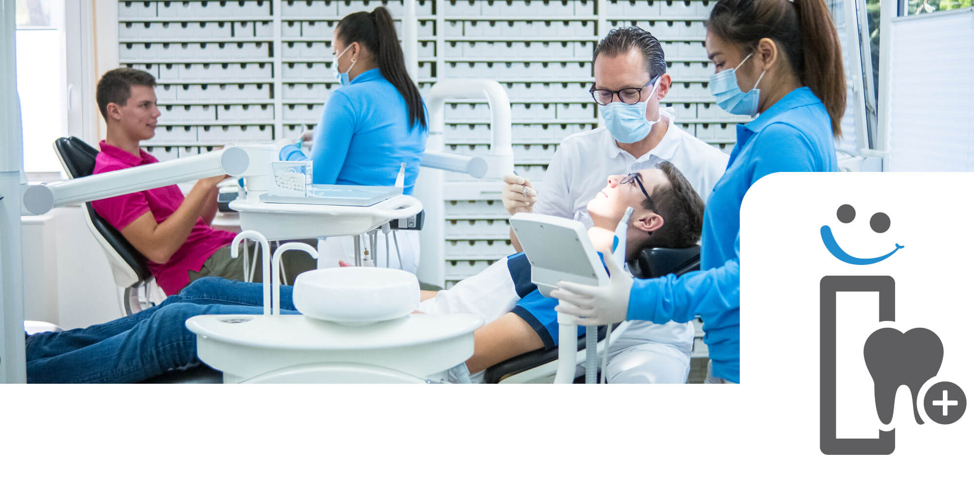 Behandlungsraum mit Dr. Karl Plöger der gerade einen jungen Patienten behandelt.